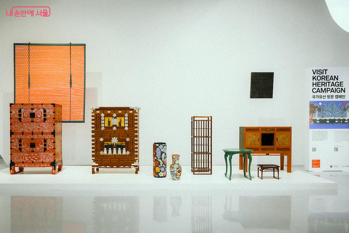 국가무형유산 소목장 소병진, 소목장 이수자 소중한 목공예가, 소반장 김춘식, 박성열 작가의 connecting link-014 등 아름다운 작품을 만나볼 수 있다. ©김아름