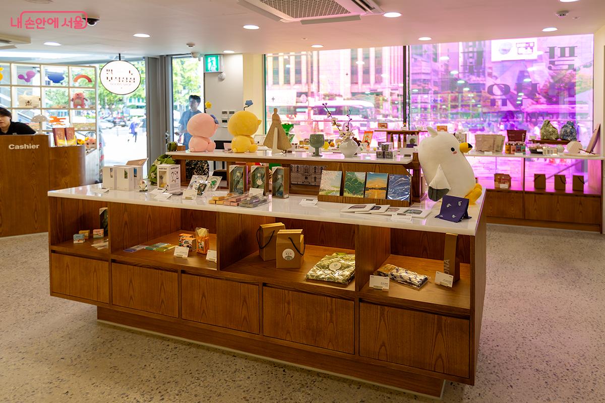 여행의 짧은 기억들을 굿즈로 오래도록 간직해 본다. ©문청야