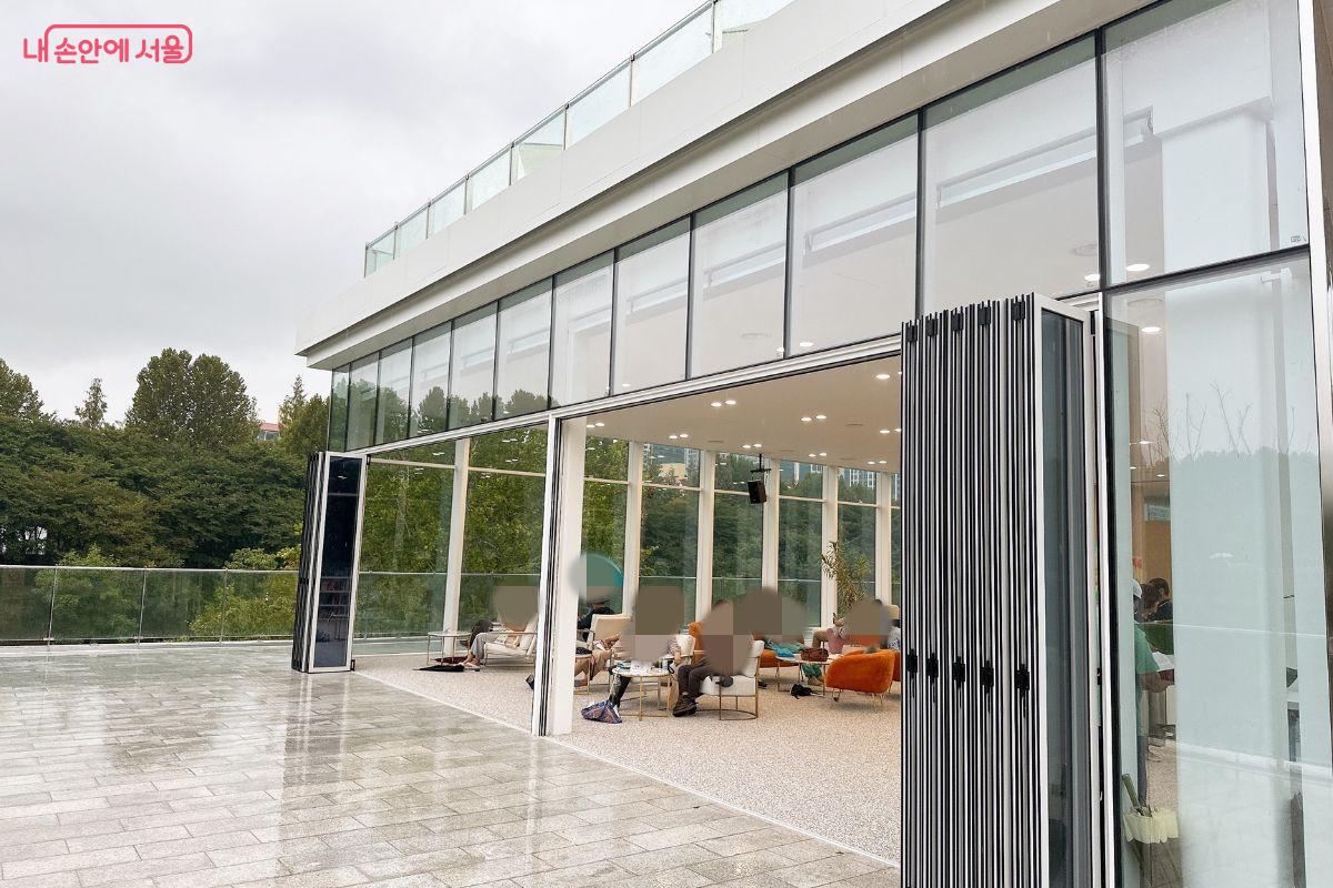 편안한 의자에 기대 양재천 풍경을 여유롭게 감상할 수 있다. ©김재형