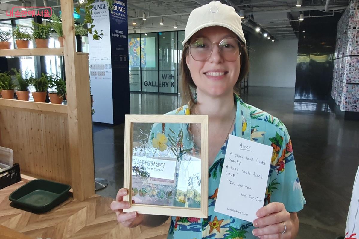 미국에서 온 캔디스(Candice) 씨는 나태주 시인의 '풀꽃' 구절을 따라 적었다. ©엄윤주