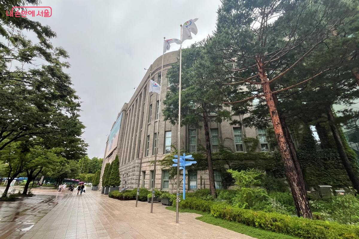 서울시청사와 나란히 있는 구청사이자 서울도서관 ©김연희