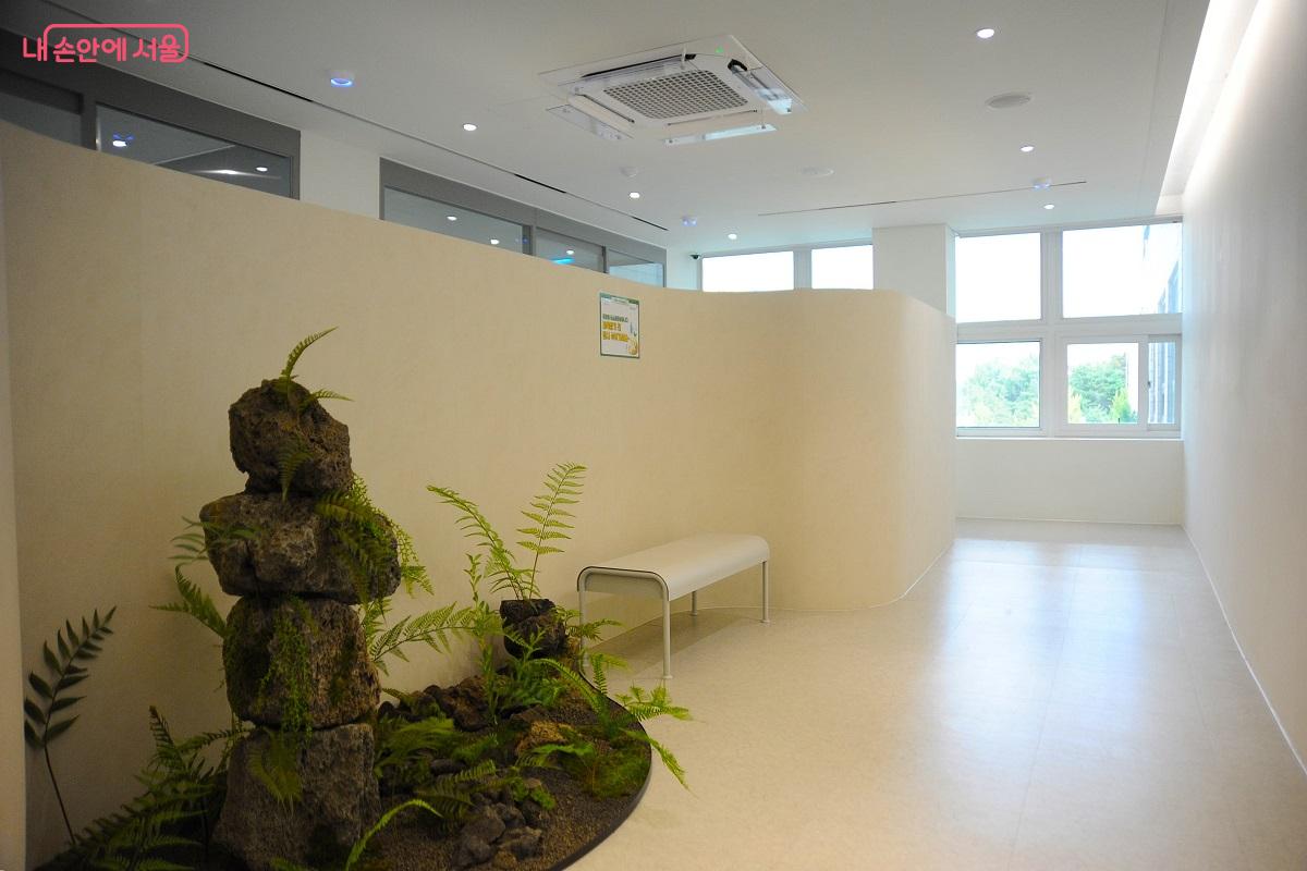 산소발생기를 설치한 ‘집중산소구역’은 맑은 산소로 컨디션을 회복하는 공간이다. ©조수봉