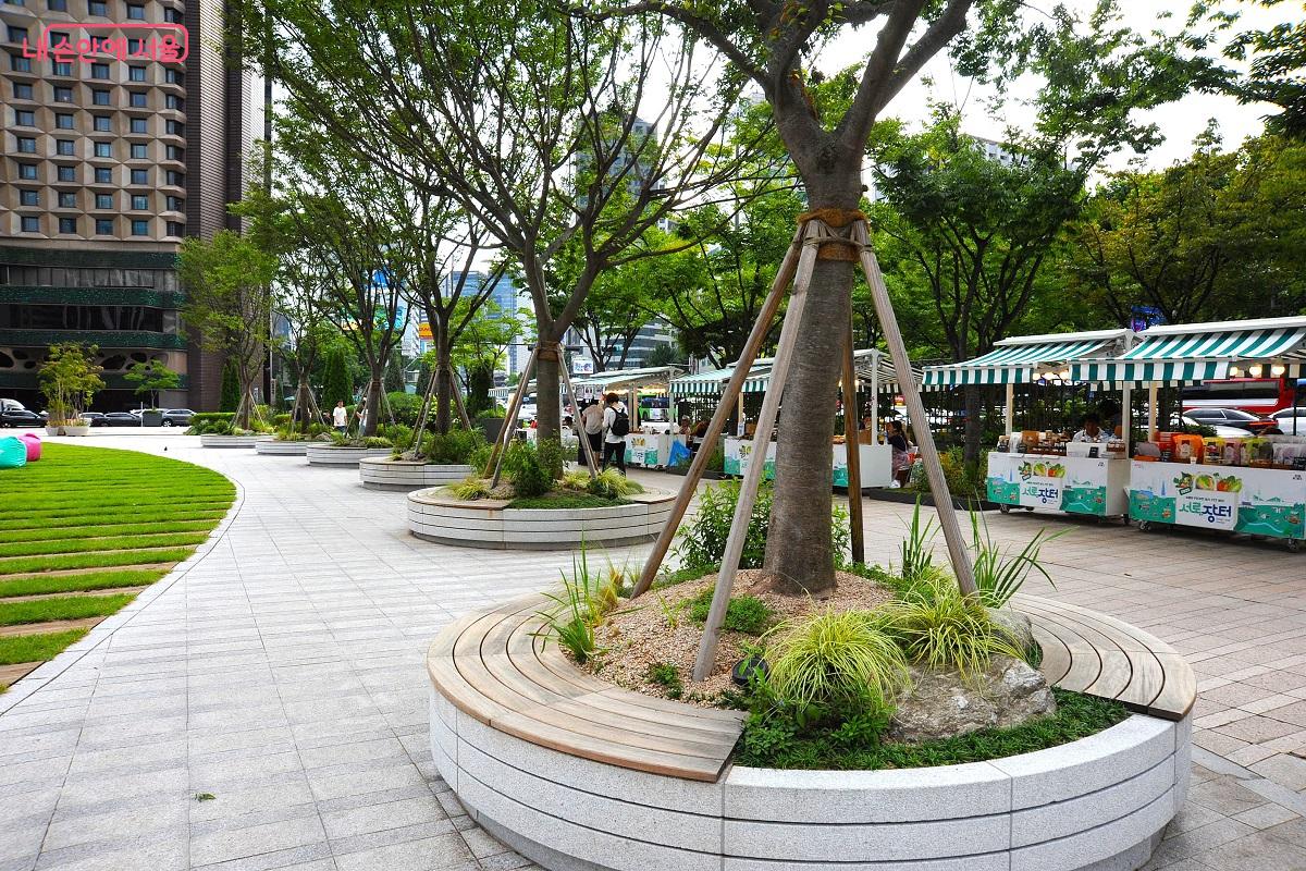 광장 서측 &lsquo;사람숲길&rsquo;에서는 지방 특산물 거래 장소인 &lsquo;서로장터&rsquo;가 섰다. &copy;조수봉