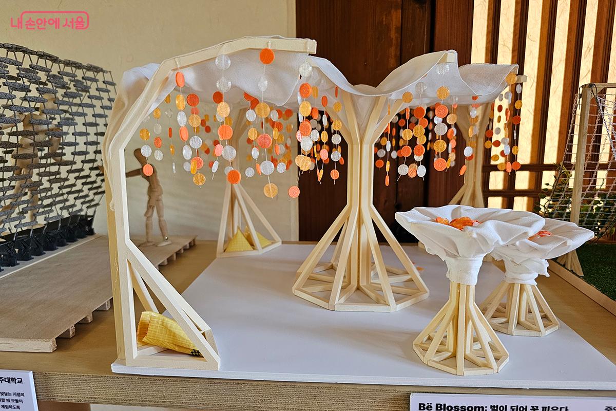 생태적 아름다움과 생명의 순환을 담은 중앙대 ‘Be Blossom: 벌이 되어 꽃피우다’ ©백승훈