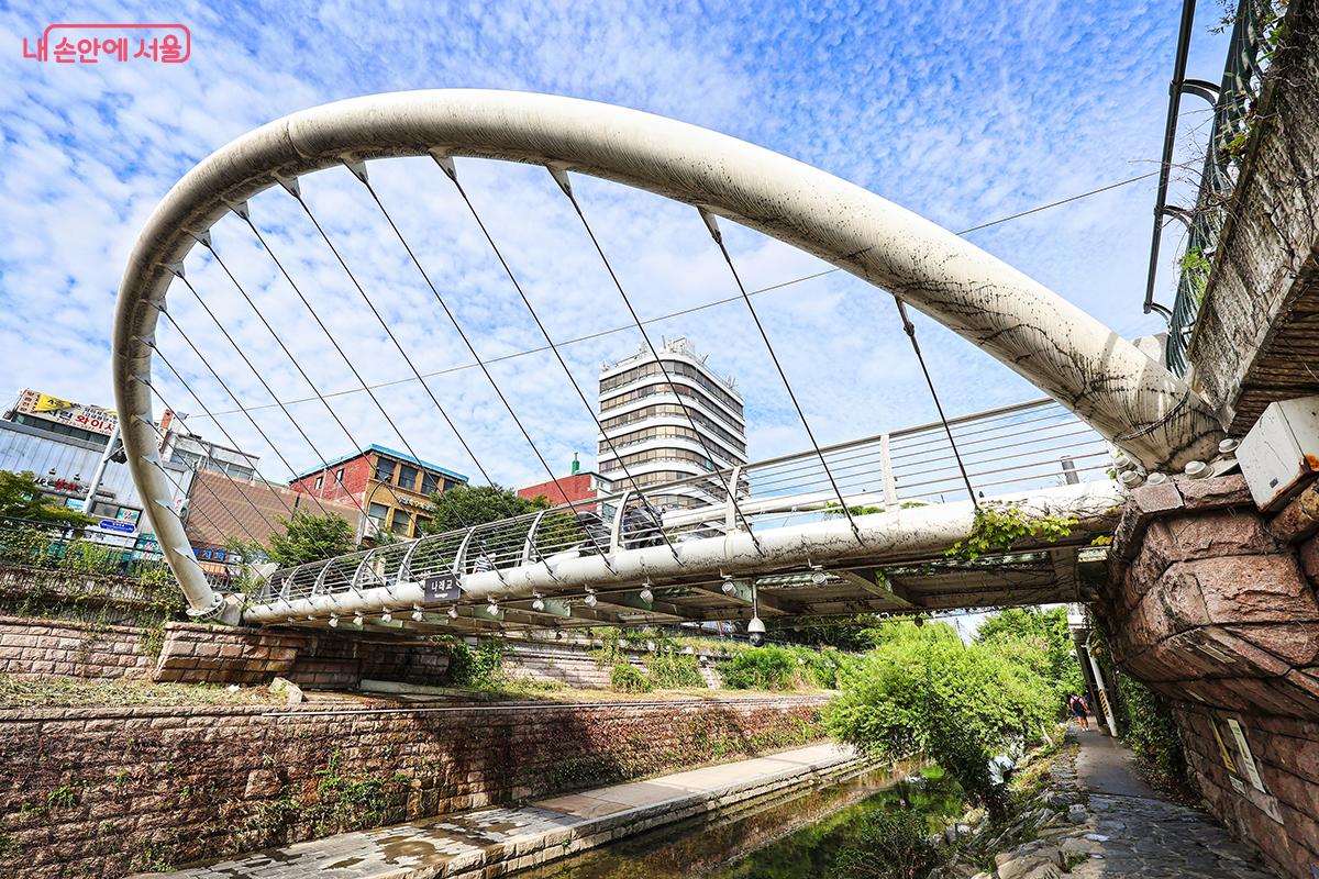 위에서 느끼는 풍경과는 다른 청계천 나래교의 모습 ©김주연