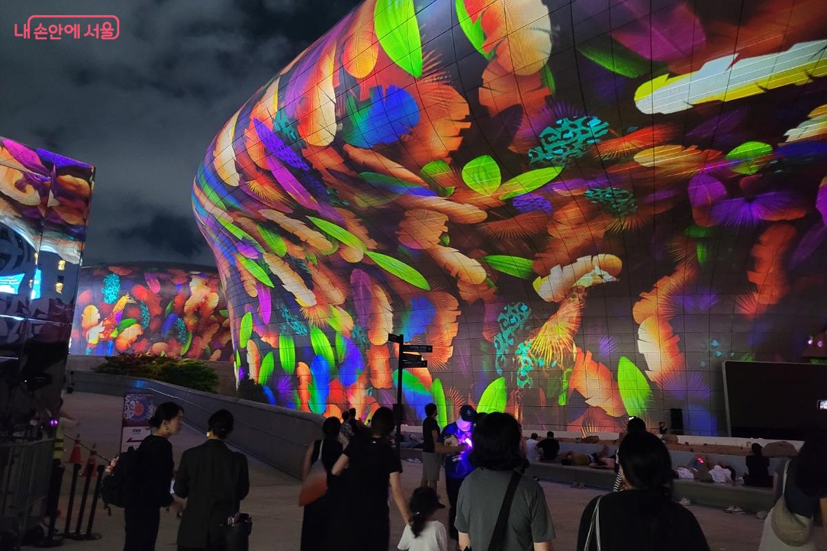 미디어아트 작품이 펼쳐지는 DDP 건물 외벽 &copy;박미선