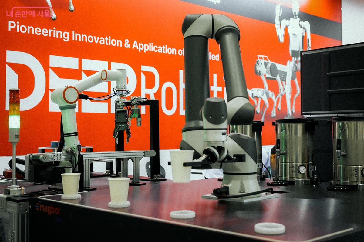 ㈜유엔디는 스마트팩토리 핵심 기술 실습으로 현장 대응력을 향상 시킬 수 있는 AI 협동로봇 연동 자동화 교육 플랫폼을 운영하기도 한다. ⓒ김아름