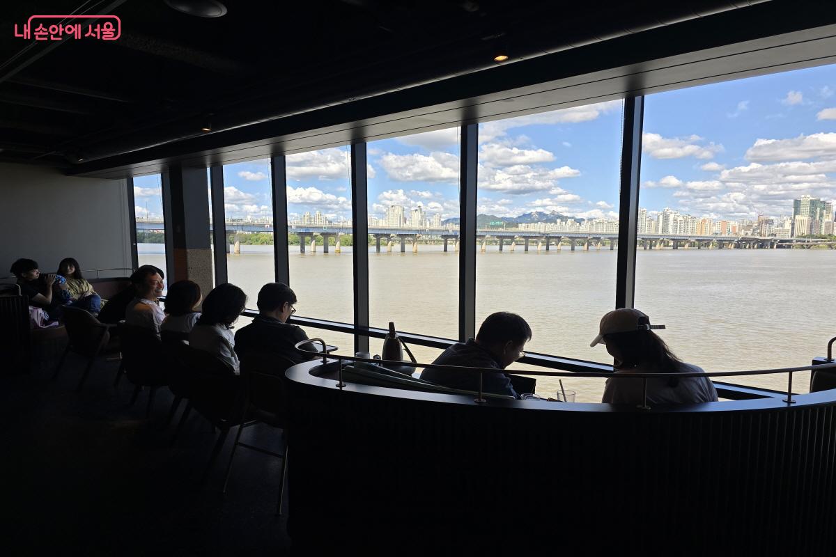 한강공원, 한강 방향 모두 통창으로 조성됐다. ⓒ조송연