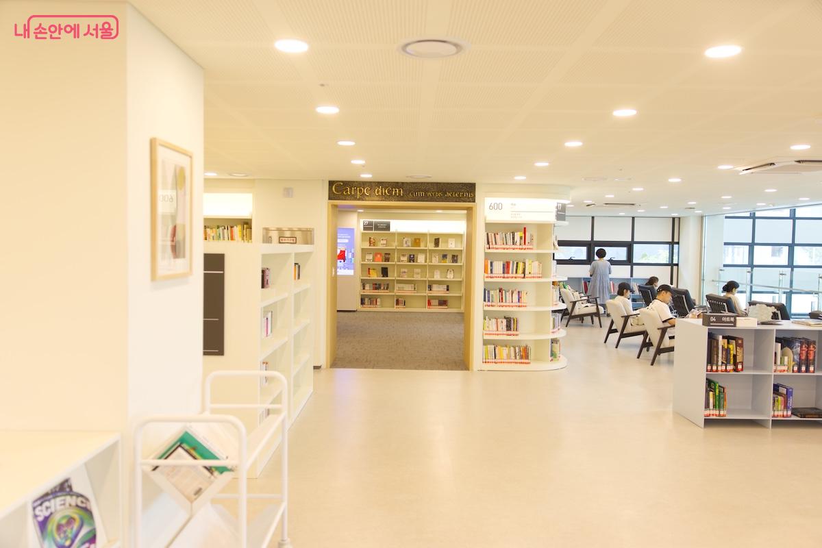 2층에는 소리곳 외에 대형 독서 테이블이 있는 ‘카르페디엠’과 같은 공간으로 구성했다. ©임중빈