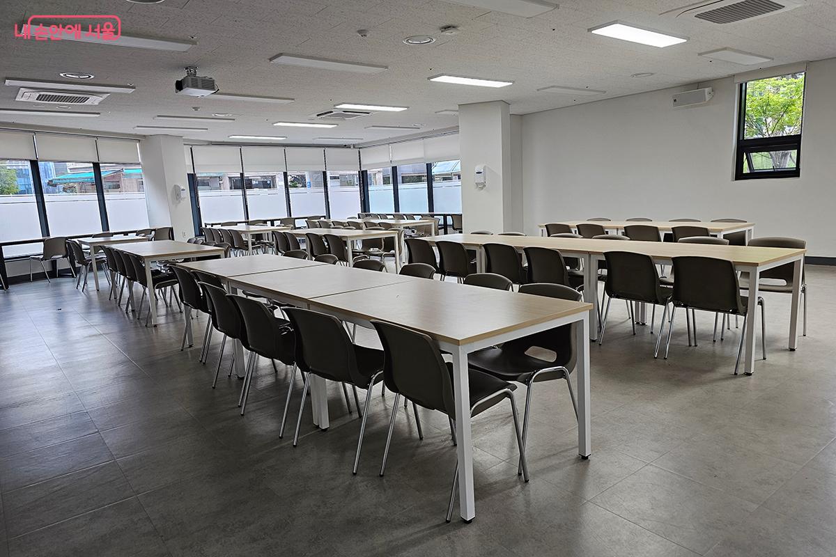 넉넉한 자리와 깔끔한 조명이 어우러진 실내 ©이혜숙