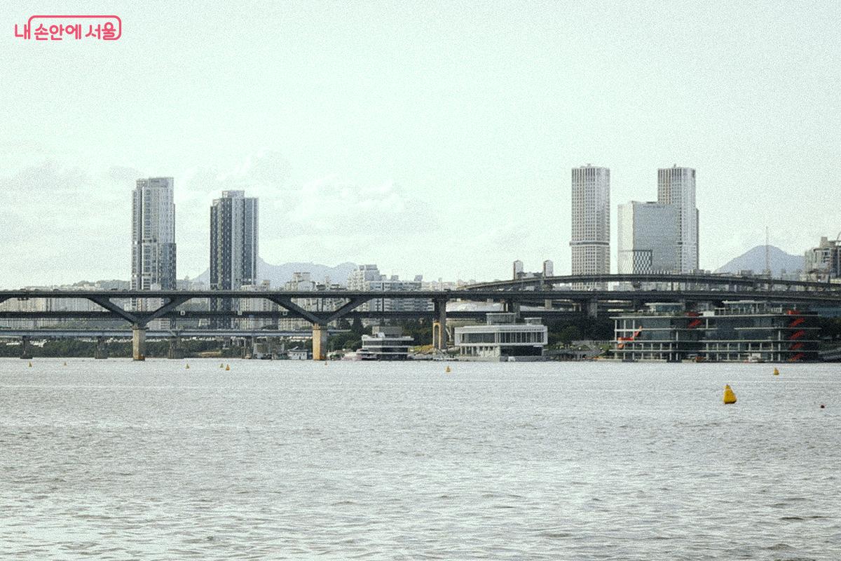 잠실선착장에서 바라본 뚝섬 한강공원 일대 ©김아름