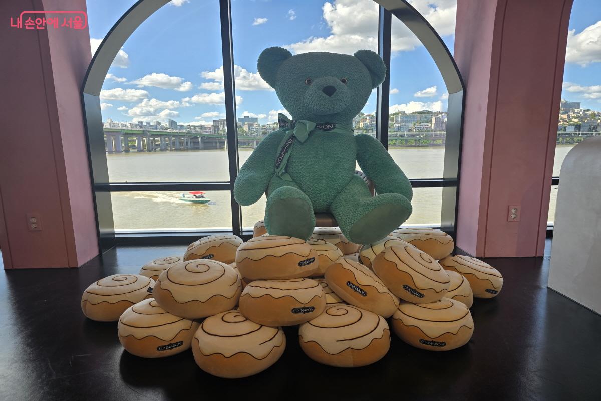 시나몬 가득한 곰 인형이 반긴다. 여기도 통창으로 조성됐다. ⓒ조송연