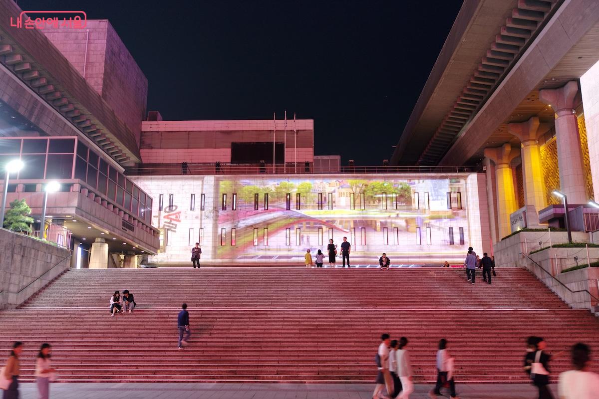 시원한 가을 바람과 함께 9월 21일부터 개막된 세종문회회관 미디어아트 '아뜰리에 광화' &copy;임중빈