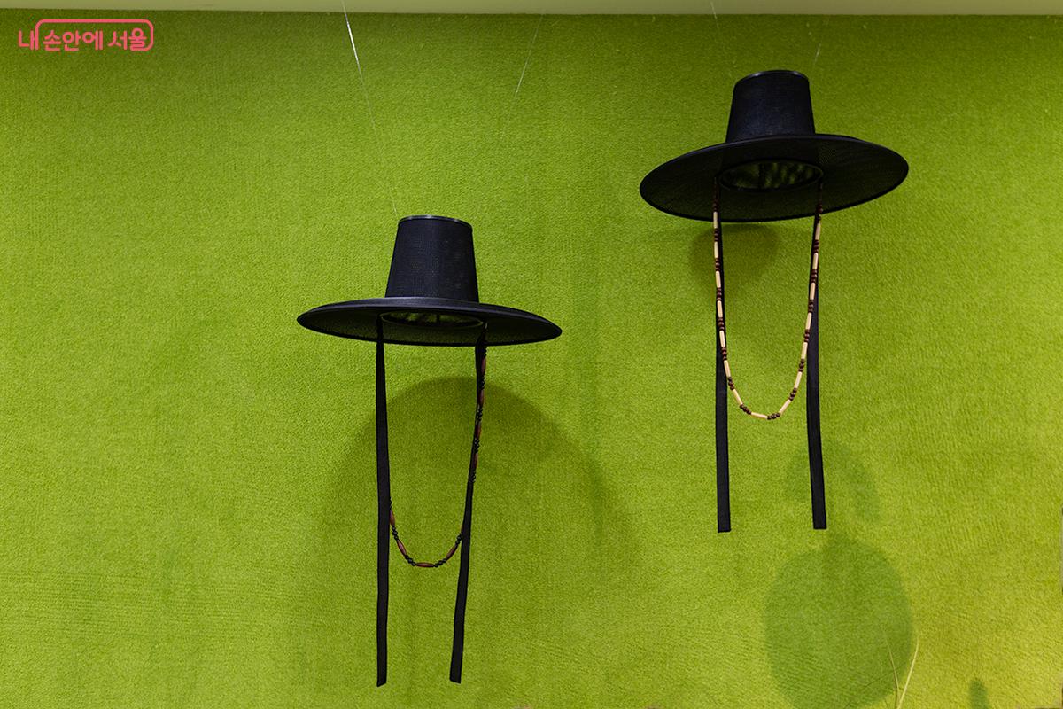 캐더헌의 인기로 핫한 아이템 안동 갓 ©문청야