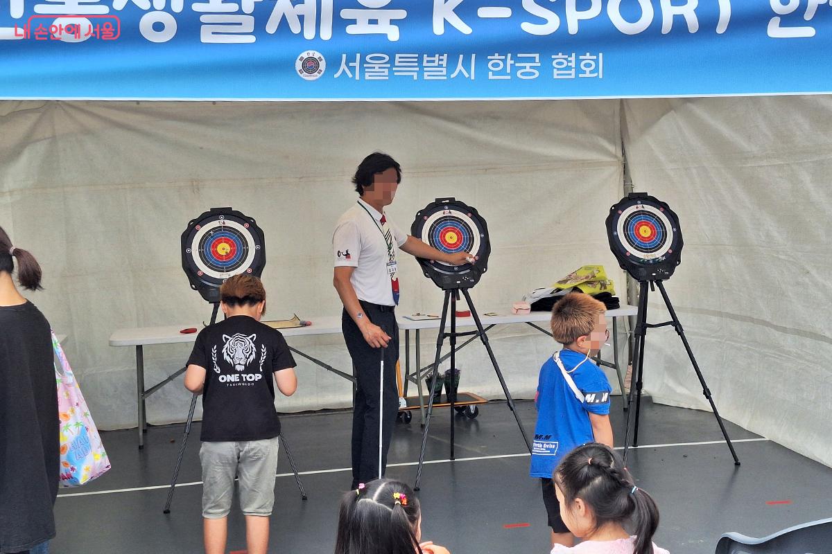 생활체육 k-sport 부스에서 서울시 한궁 협회가 준비한 한궁 쏘기를 체험할 수 있다.