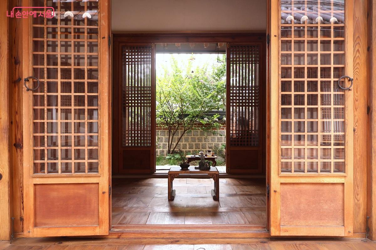고즈넉한 한옥에 앉아 정원을 바라보며 고요히 쉼을 찾고 있다. ©이봉덕 