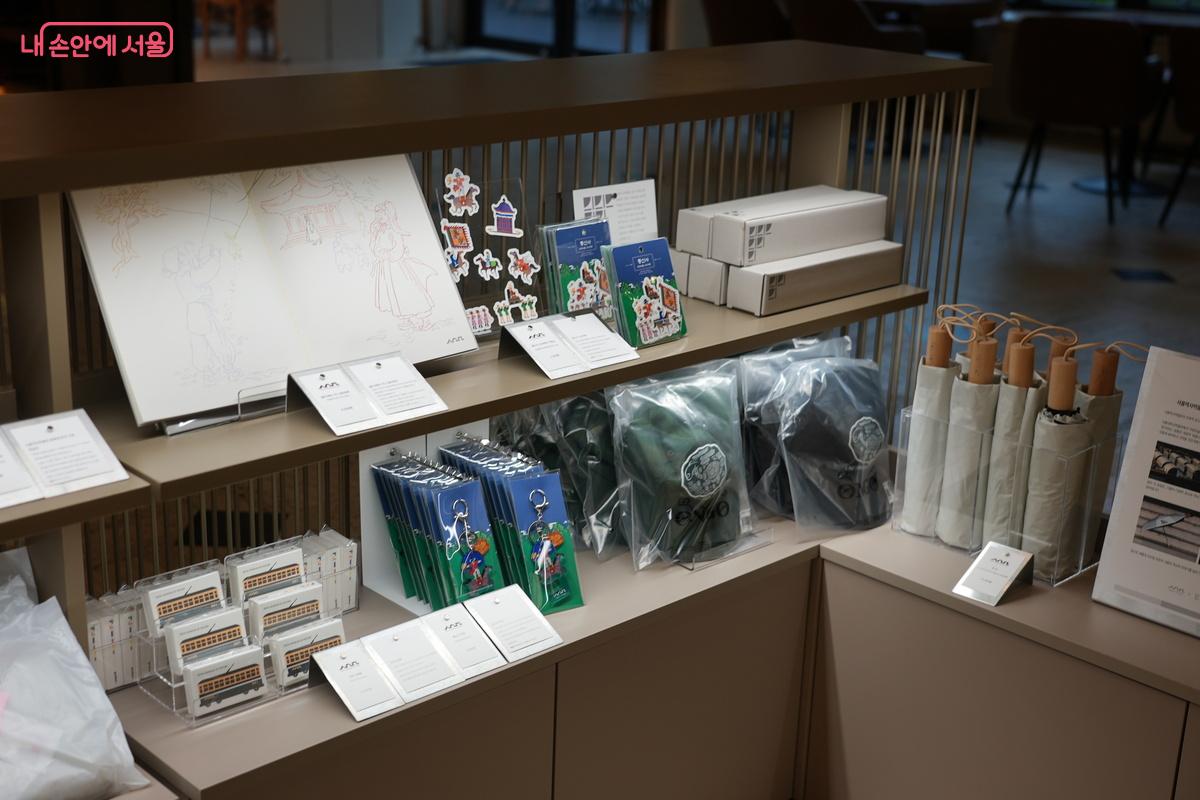 감각적인 디자인과 이야기를 담은 문화 상품들을 선보인다. &copy;우현희