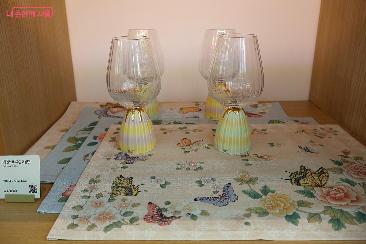 받침과 줄기가 있는 구조를 가진 와인잔, 레인보우 와인고블렛 ©이봉덕