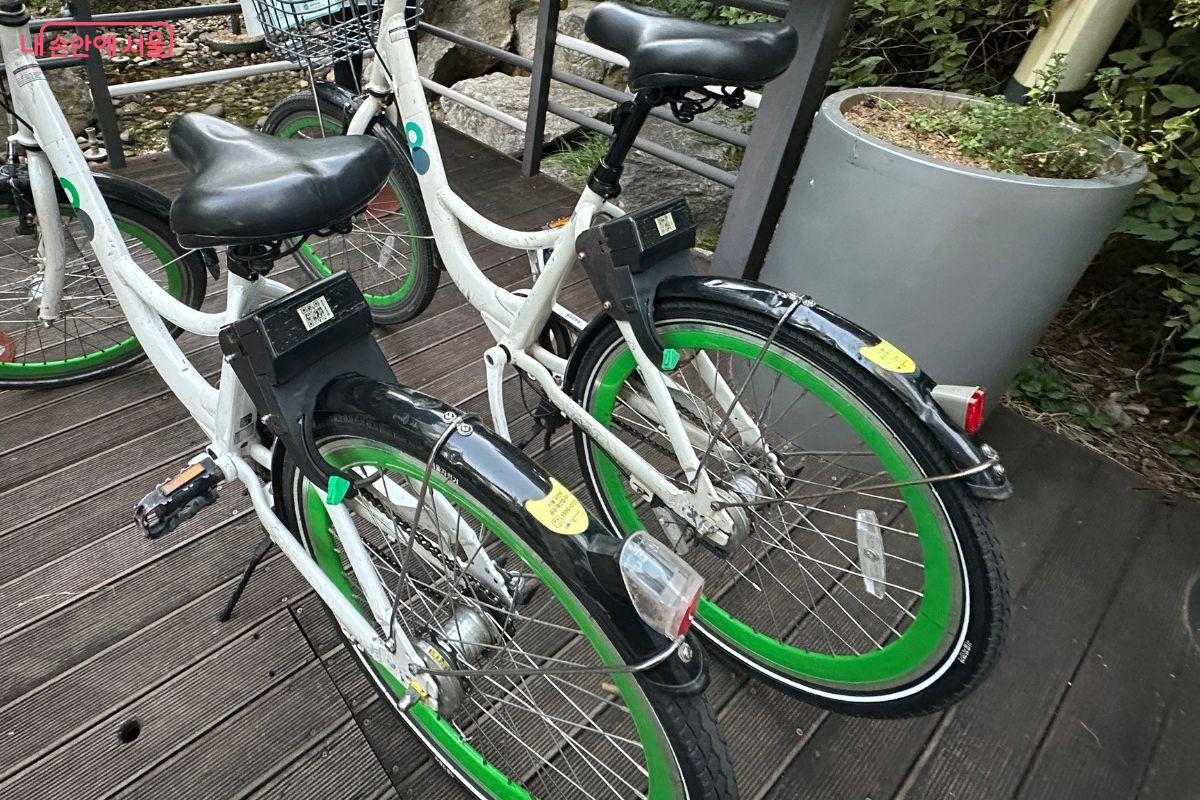 따릉이 잠금장치를 이용해 휴식을 취할 수도 있다. ©김재형