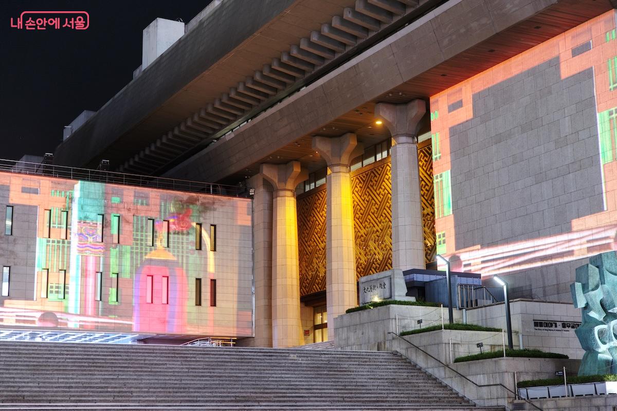 미디어아트 전시에 어울리는 음악이 송출되고 있어 올 가을 산책 동반자로 손색 없는 작품이다. &copy;임중빈