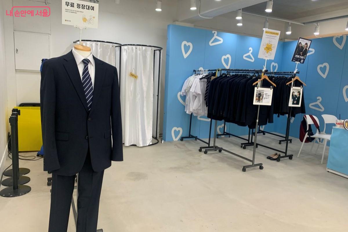 면접용 정장을 대여하고자 하는 청년은 '취업날개 서비스'를 이용하면 된다. ©김장호