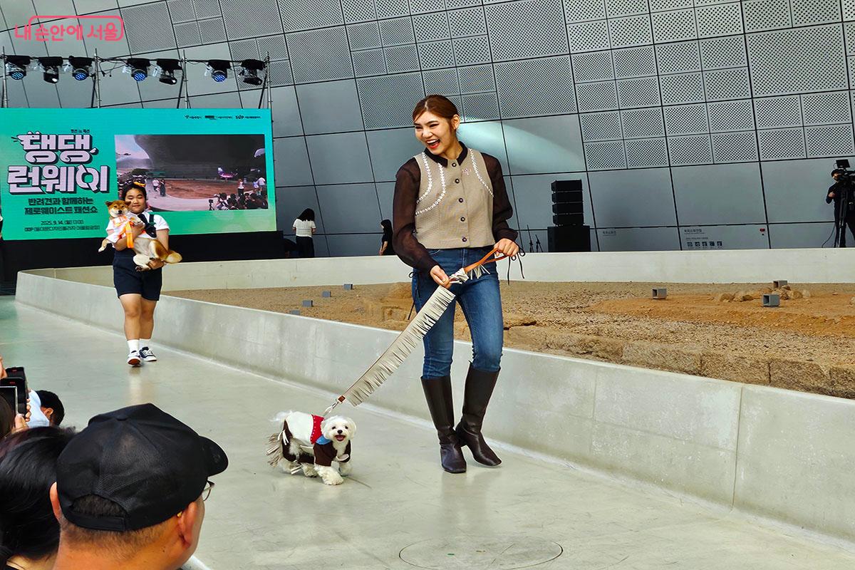 환하게 웃으며 런웨이를 걷고 있는 반려견과 반려견 가족 ©이정민