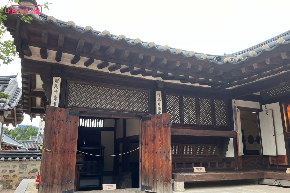 문살무늬와 난간의 조각이 돋보이는 이승업 가옥 ©김연희