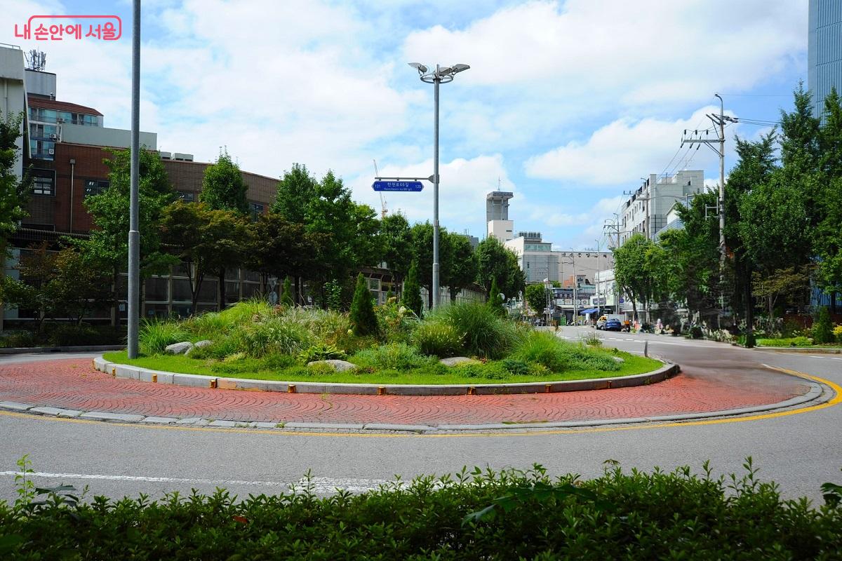 &lsquo;석계치유정원&rsquo;이 끝나는 곳에 조성된 &lsquo;교통섬정원&rsquo; &copy;조수봉