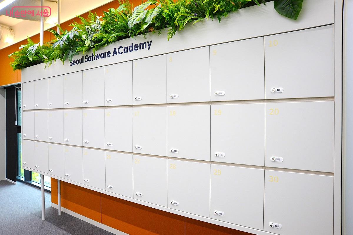 각 클래스와 집중학습실에는 개인 전용 사물함이 설치됐다. ©조수봉