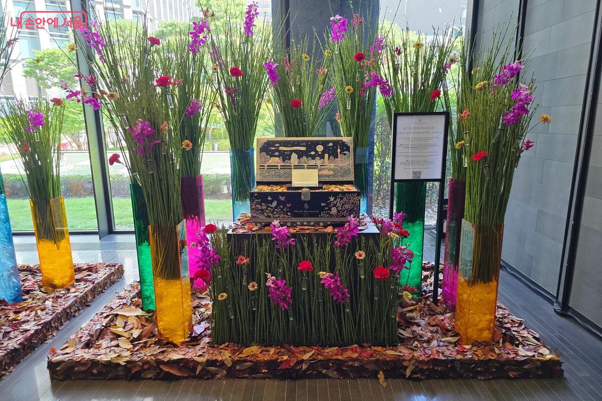 대형 자개 모금함은 서울마이소울 굿즈샵에서 판매하고 있는 자개함을 모티브로 만들었다. ©김은주