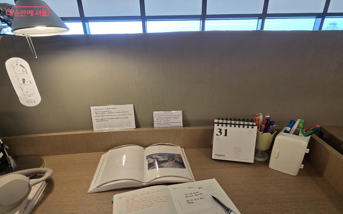 펜, 노트, 문진 등 필사할 수 있는 준비물이 갖춰져 있다. ©염지연