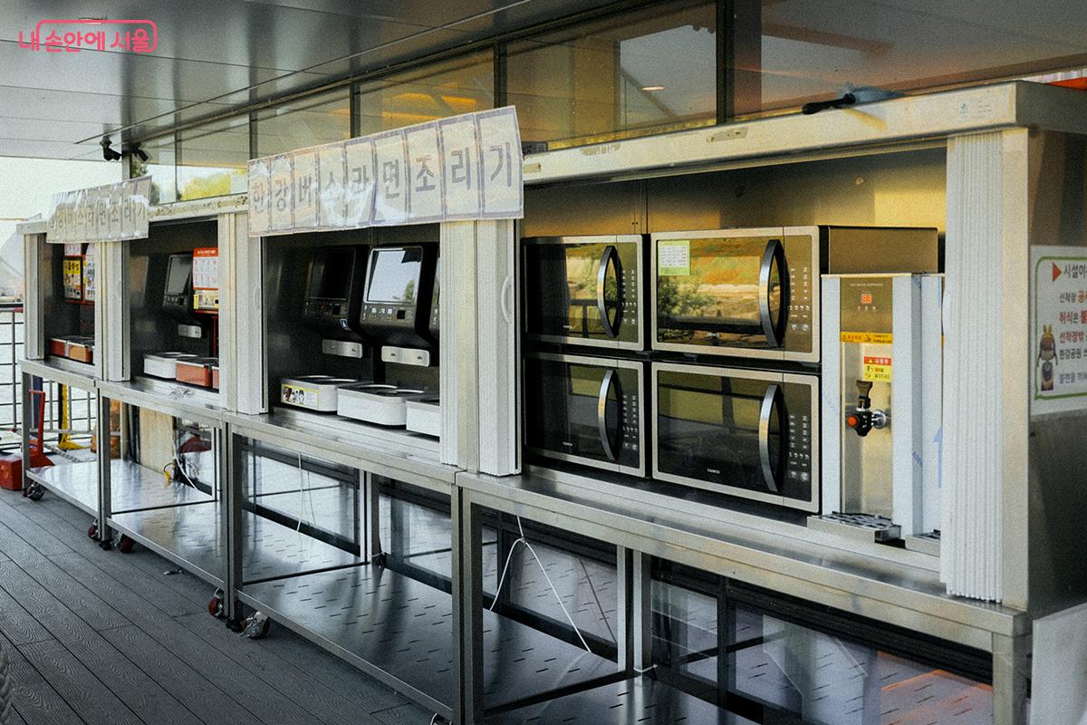 바깥에 설치된 라면 조리기 &copy;김아름