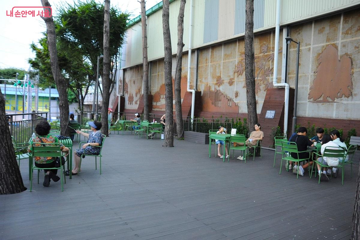 &lsquo;석계치유정원&rsquo; 초입의 쉼터는 벌써 많은 시민들이 찾는 명소가 됐다. &copy;조수봉