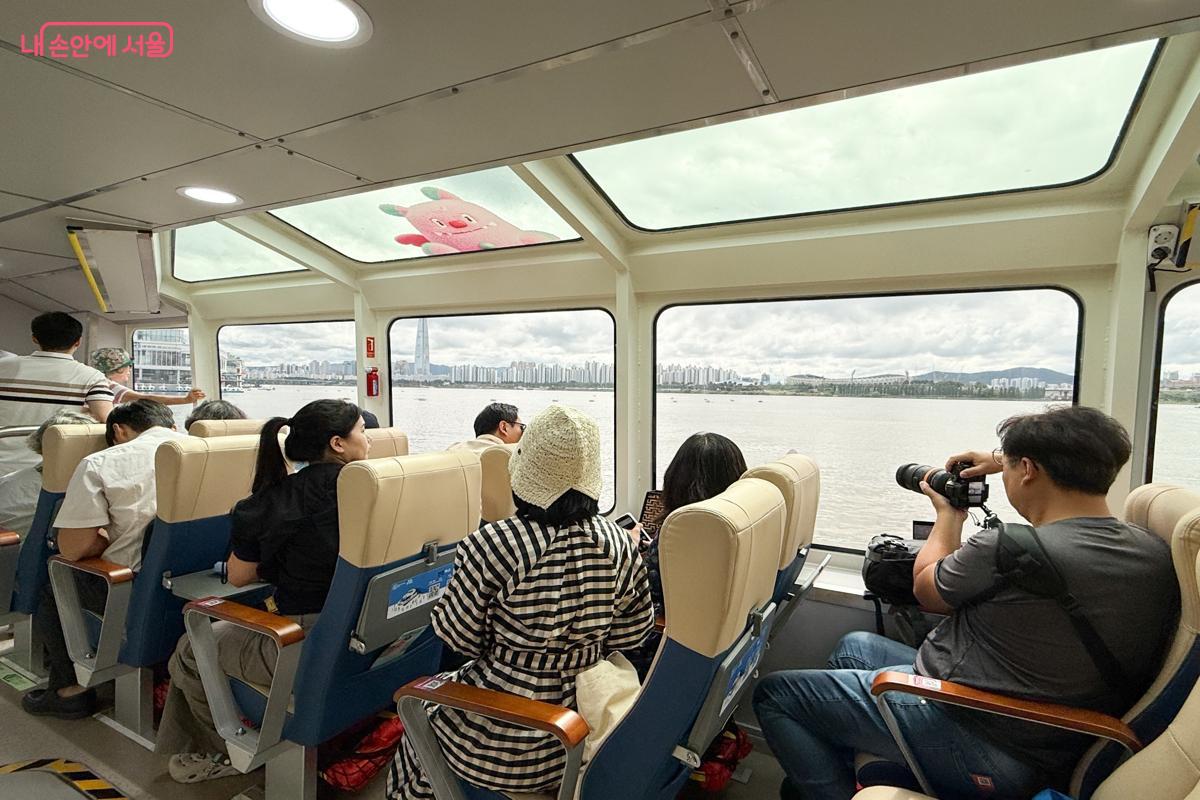 첫 출항을 기념하여 탑승한 시민들의 모습.