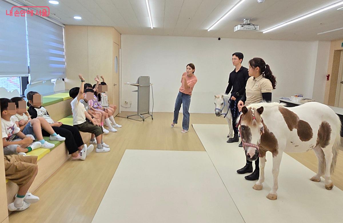 말 수업에 적극적으로 참여하는 아이들 모습 ©조성희