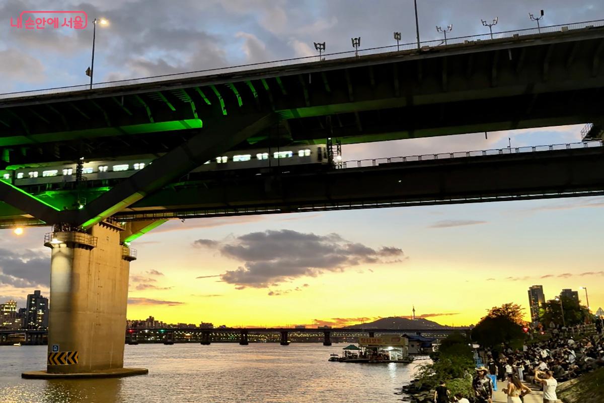 케데헌 배경지인 청담대교와 자양역으로 향하는 지하철 모습. 멀리 남산타워도 보인다. ©김미정