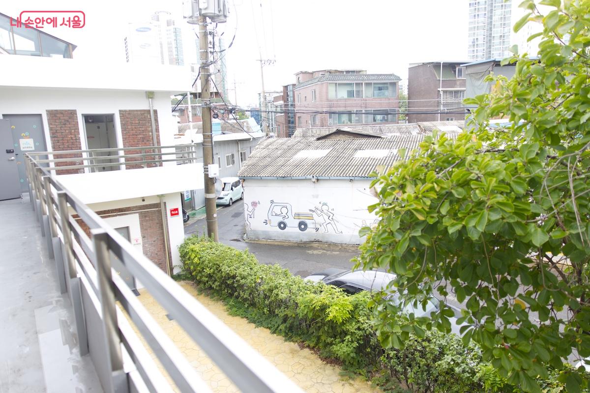 신도림놀구로의 개소로 주변이 더욱 화사하게 변한 것 같다