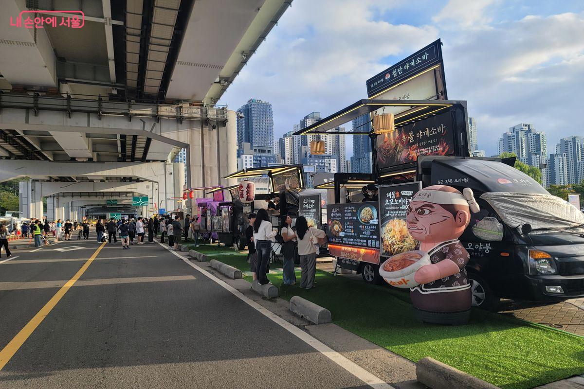 뚜벅뚜벅 축제에서 만날 수 있는 푸드트럭들 모습이다. 다양한 식음료를 판매하고 있었다.ⓒ이동영
