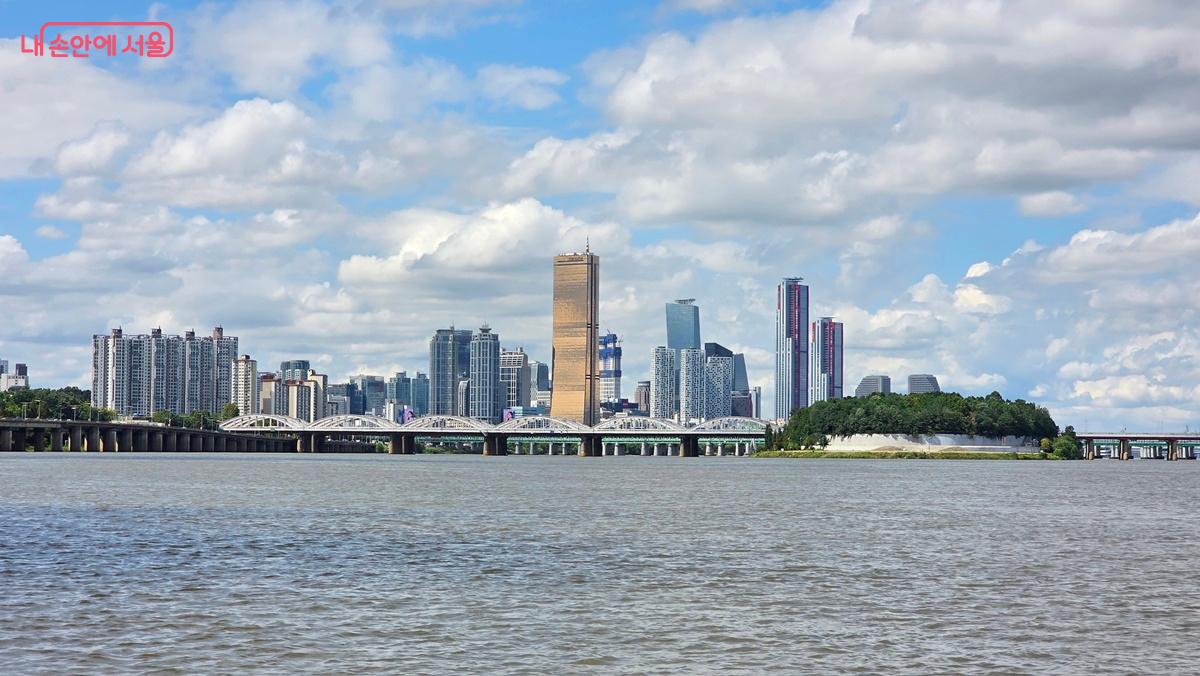 한강버스에서 바라본 한강철교, 노들섬, 여의도 풍경 ⓒ최용수