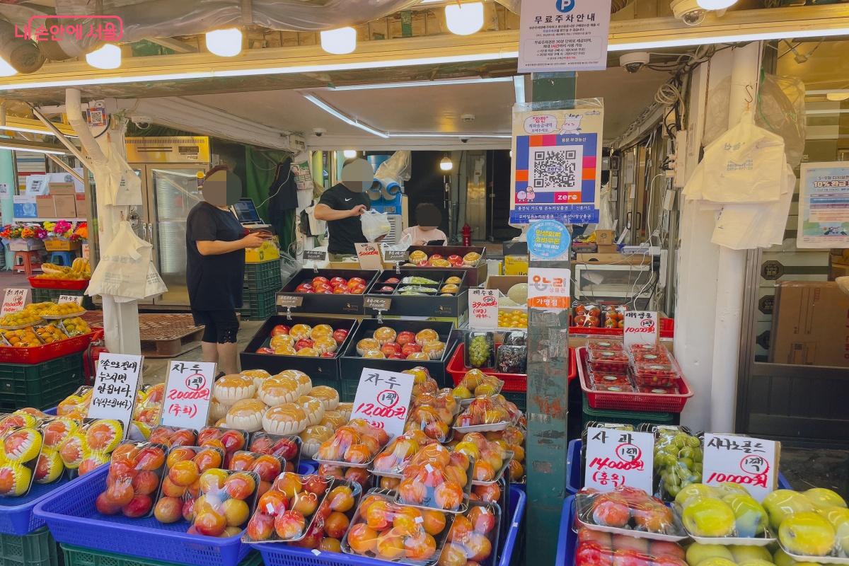 신선한 채소와 과일, 고기, 생필품 등 여러 가지 물건을 판매하고 있다. ©노윤지
