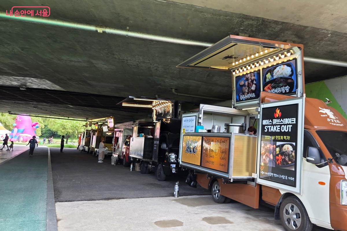 &lsquo;푸드트럭&rsquo;에서 맛있는 음식 냄새가 발길을 이끈다. &copy;김미선