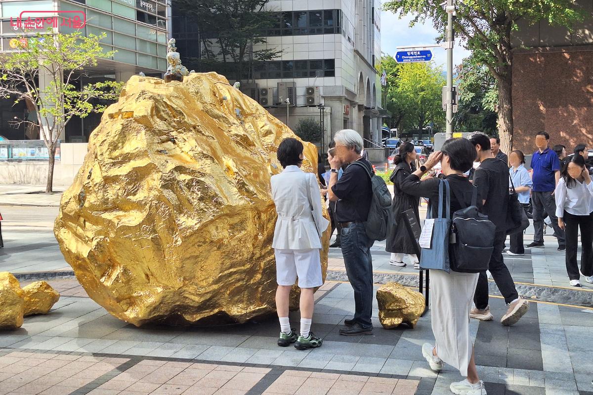 북악산 두꺼비 바위를 본뜬 돌에 금박을 입히고 도자기 파편을 배치해 만든 설치예술이다. &copy;백승훈