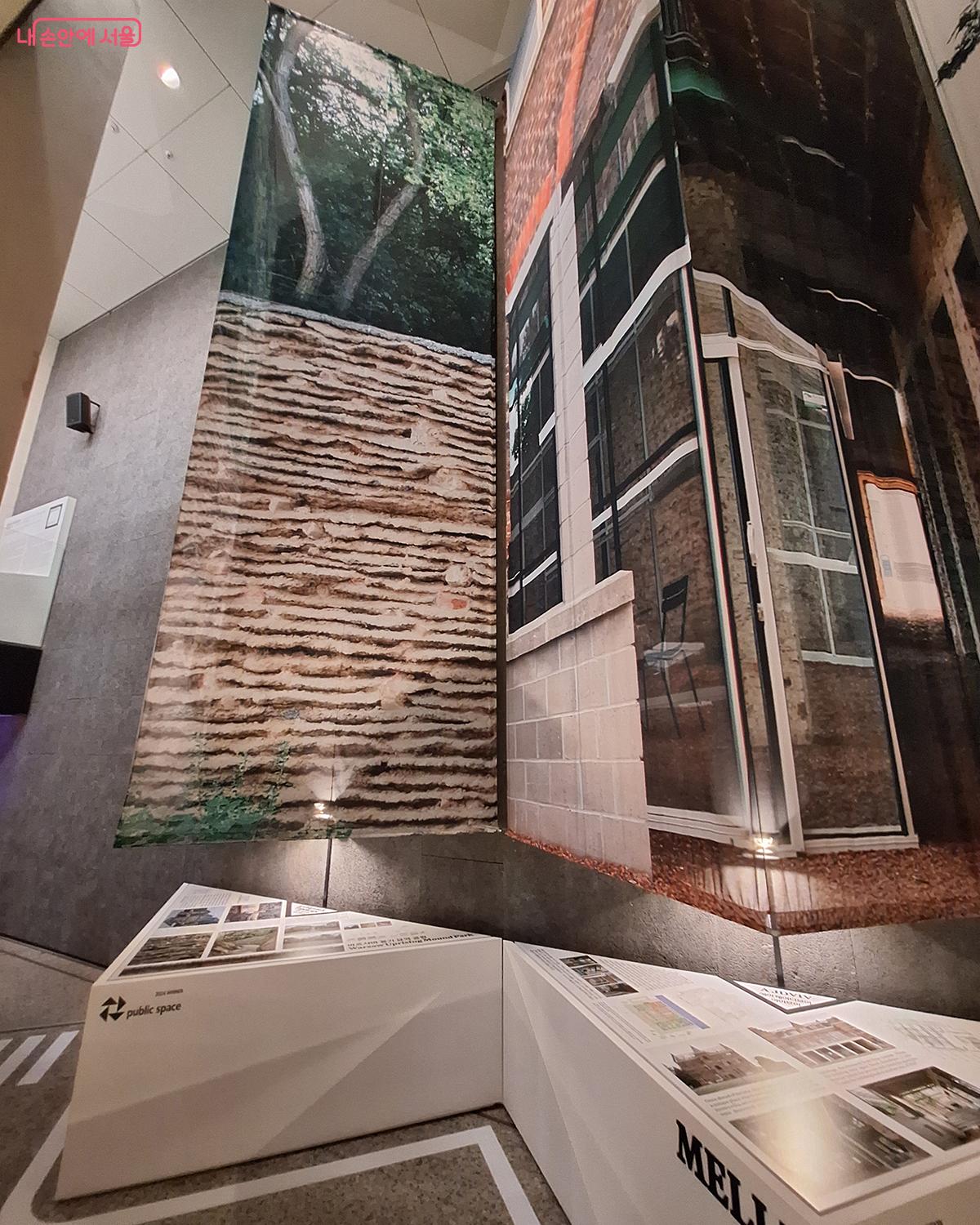 '바르샤바 봉기 묘역 공원'의 외벽 이미지를 실크스크린 기술로 거대한 천에 담아낸 모습이 인상적이다.