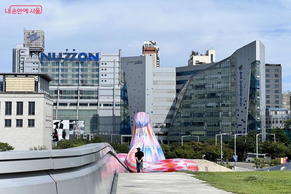 잔디언덕에 설치된 &lsquo;Pool Teacher&rsquo; 설치작품 중 일부 &copy;박지영