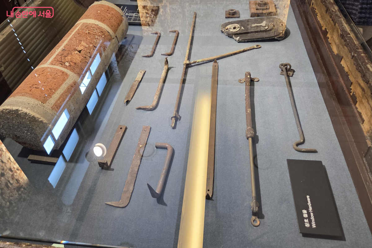  2층 복원실 이발소 내에 보존하고 있는 사용 기구들 ©장미화