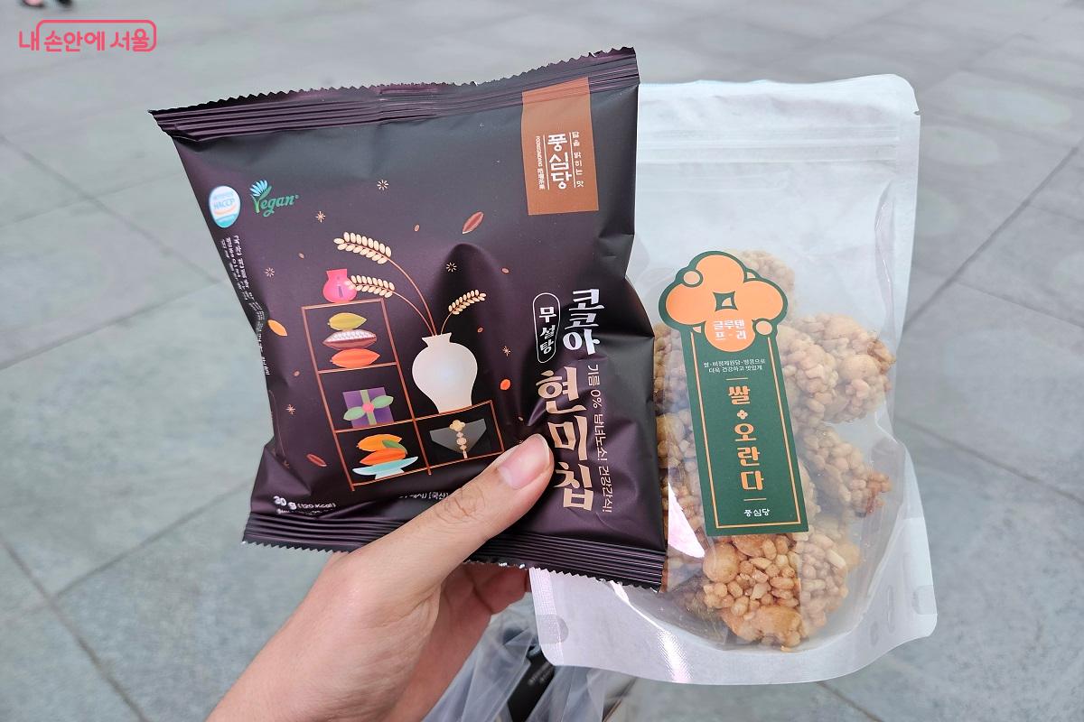 기업 홍보부스 중에서 건강한 저당 간식을 골라 구입해 보았다. ©김진호