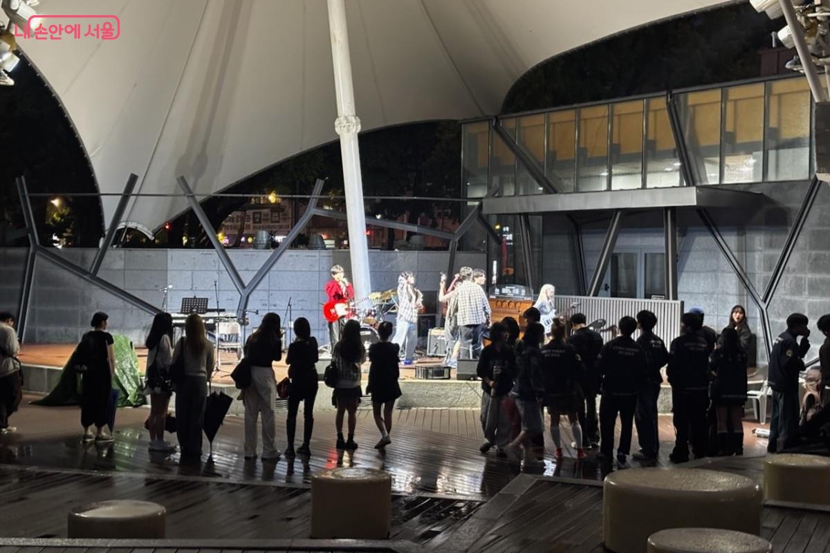 9월 24일 '마로니에 문화제' 공연이 야간까지 이어졌다. ©성균관대학교 동아리연합회 ‘파동’