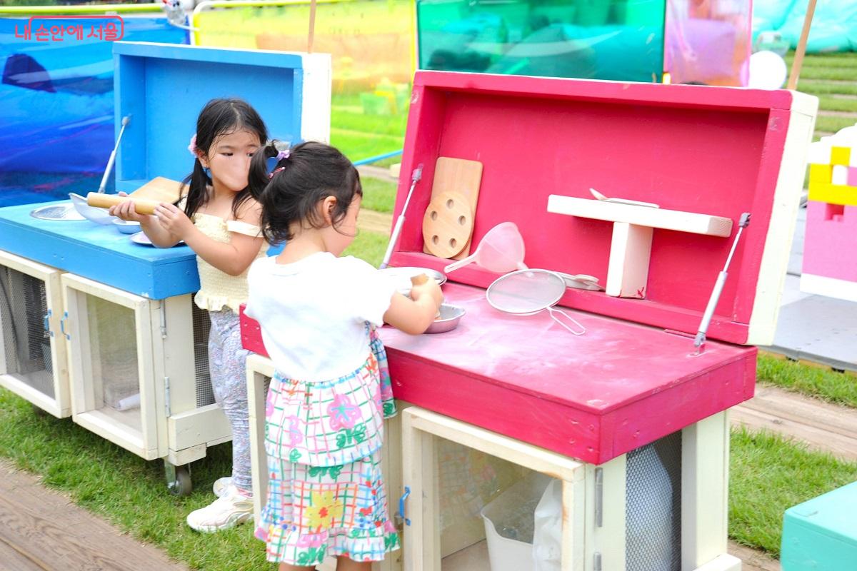도구와 재료를 이용해 &lsquo;소꿉박스&rsquo;를 즐기는 어린이들 &copy;조수봉