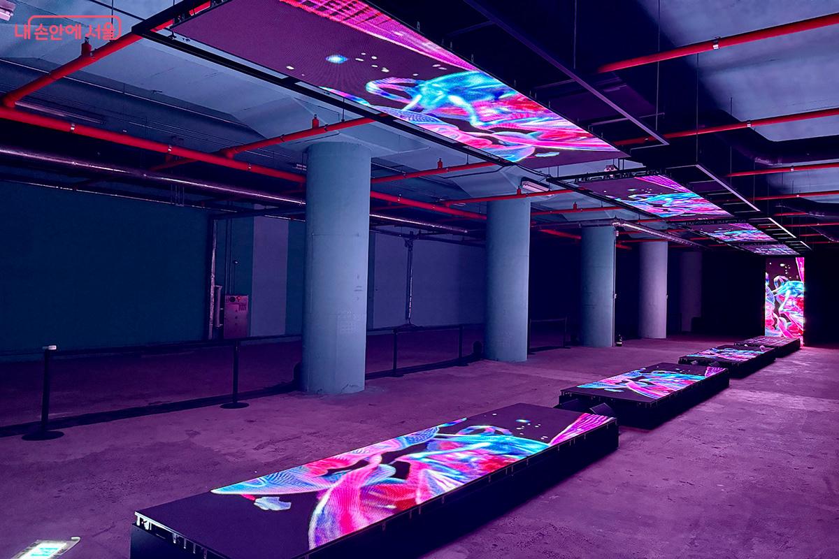 작가들이 AI와 협업해 만들어낸 빛이 지하철 기계음, 테크노 비트와 어우러져 몰입감을 더한다. &copy;김미정