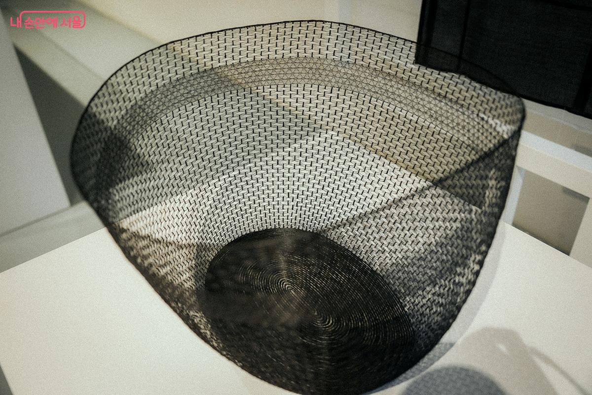 2022 로에베 재단 공예상 우승자 정다혜 작가(솔루나 파인 크래프트)의 작품 <A Time of Sincerity>(말총 공예) ©김아름